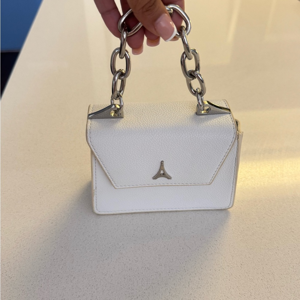 Elegant White Handbag with Chain Strap